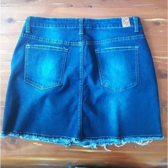 New without tags jean skirt with raw hem - Picture 4 of 4